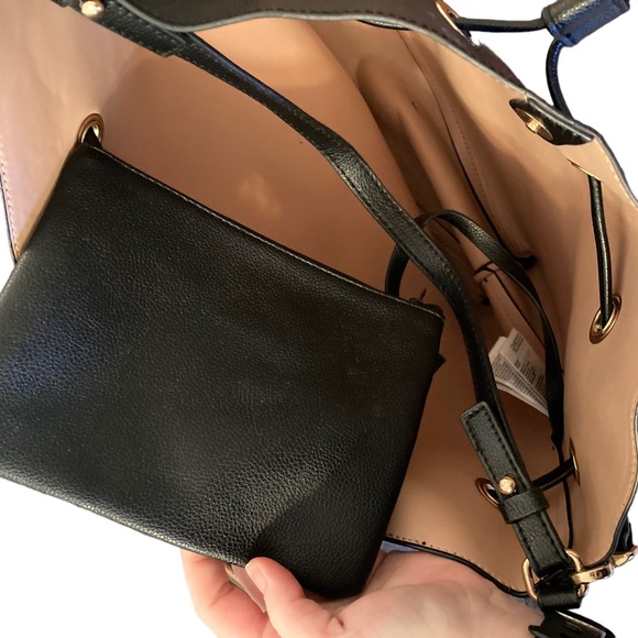 H&M Black Imitation Leather Shoulder/Crossbody Bag With Attached Cosmetic Bag. - Picture 5 of 15